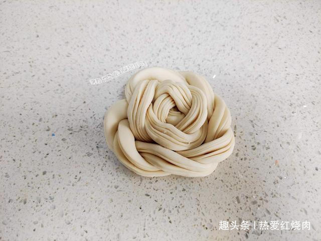 猪油|发面时光加酵母是不够的,多加一勺料,做好的花卷更松软更洁白!