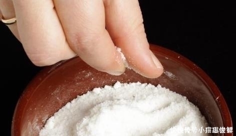 小疙瘩|抿紧下巴后突起的“白疙瘩”,千万要注意,这是螨虫的真身吗?