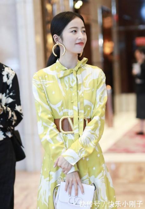 得体性 时尚穿搭，小姐姐穿亮黄色衣服，凸显出天鹅颈