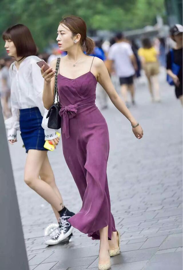 魅力|街拍:简约时尚的高跟鞋,能够穿出女性身上独有的魅力