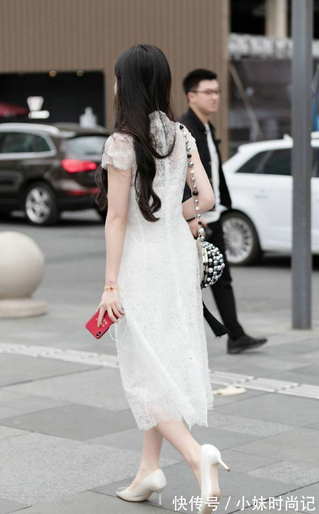 蕾丝|街拍美女:身材样貌出众的美女,白色连衣裙搭配白色高跟鞋