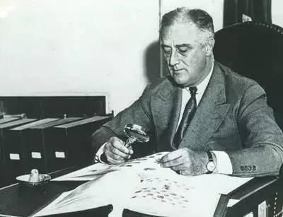 爱因斯坦|美国向日本投原子弹,爱因斯坦反对,被总统问了两个问题后沉默了