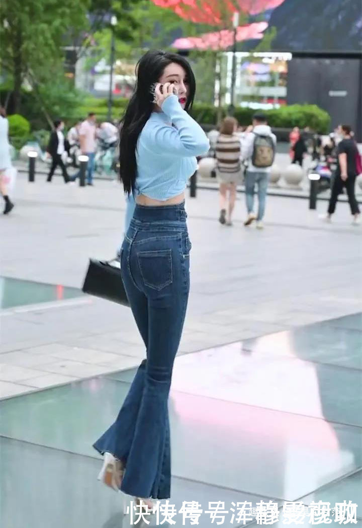 有气质|浅蓝色挂脖短衫搭配高腰牛仔裤，气质女孩的减龄穿搭，时尚有气质