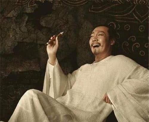 李白最肉麻的一首诗,赤裸裸地追捧杨贵妃,开篇两句被人传播至今!