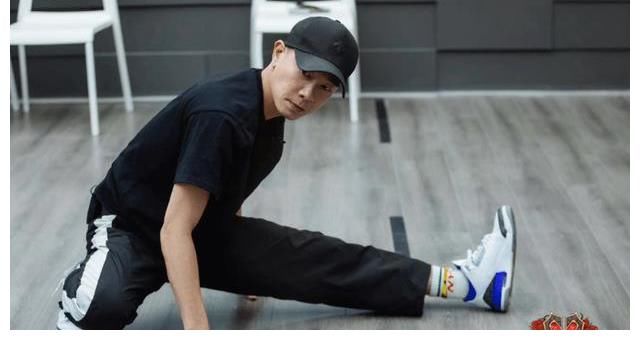 貴圈|陳小春在平價(jià)小店被偶遇，一份套餐十幾塊，吃得很香