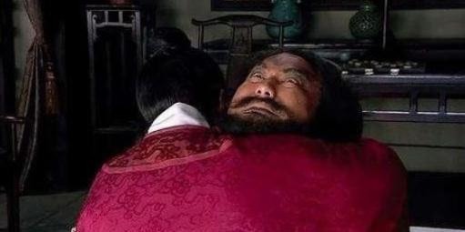 宋江临死前,为什么要用毒酒将李逵毒死,原来他知道一天大的秘密