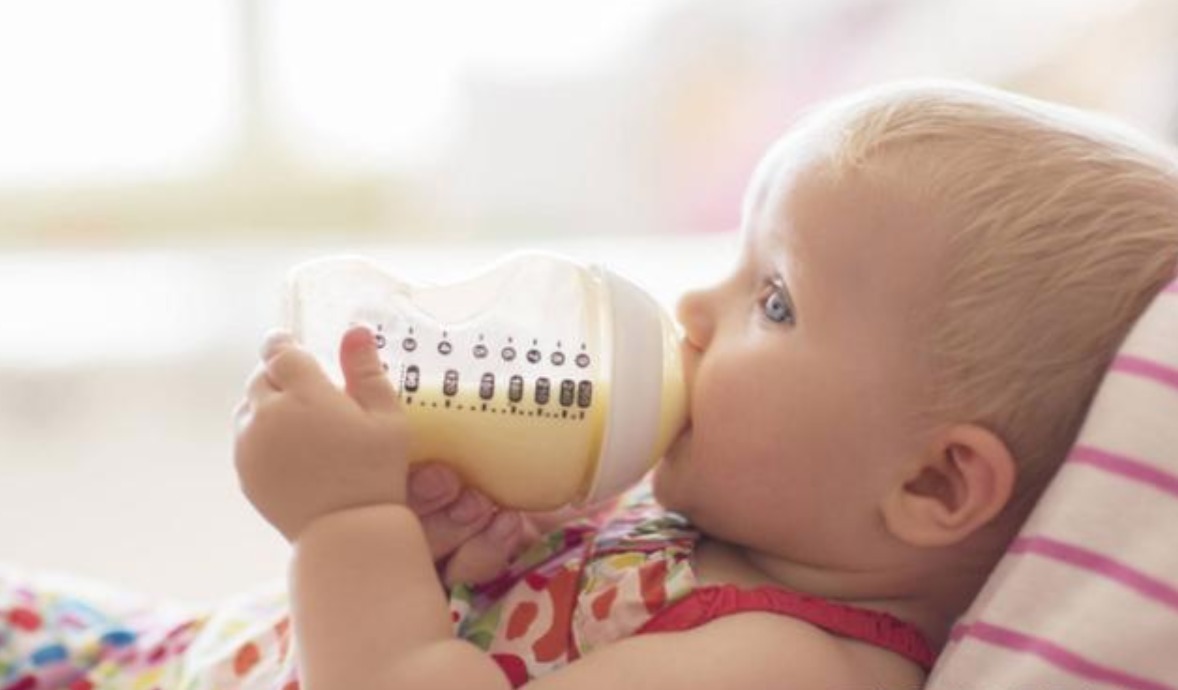 喝奶|宝宝开始吃辅食之后,辅食和奶的进食顺序别搞混,不然会影响健康