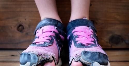 鞋子|为啥很多孩子“人小脚大”,是猛涨的发育信号吗?结果和想象不同