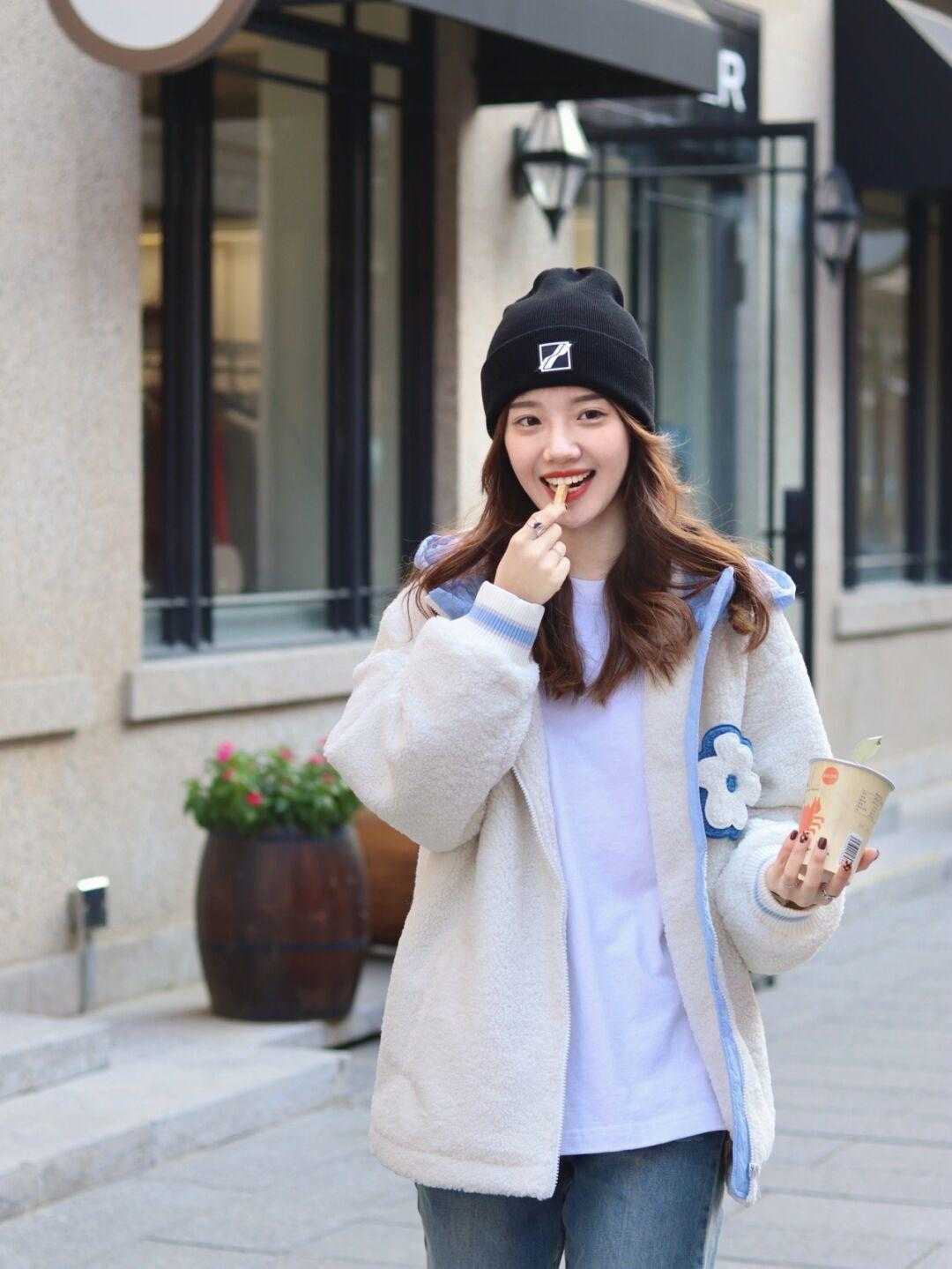 减龄|冬天造型不全是沉闷的!学会“上浅下深”的穿法,明艳又减龄