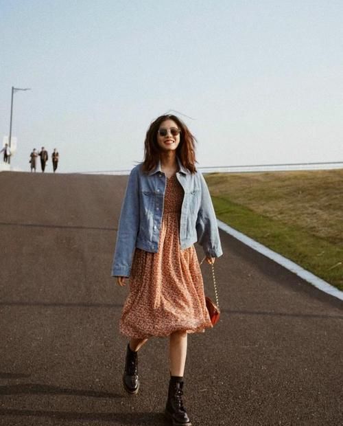 最近火了一种新搭配,叫“袜子+靴子”,显高又拉腿,时髦精必备