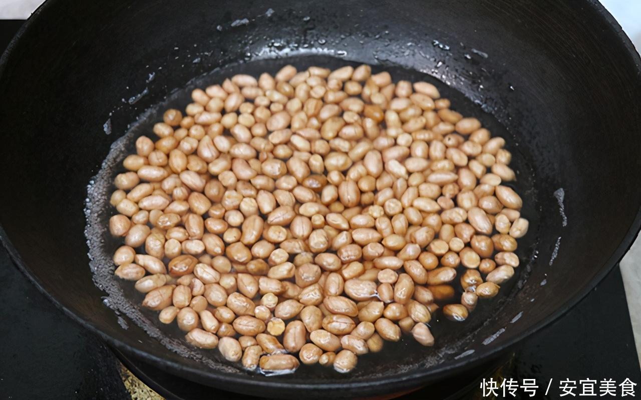 花生里加2个鸡蛋，酥香脆口，3块钱一大盘，还可当作小零食