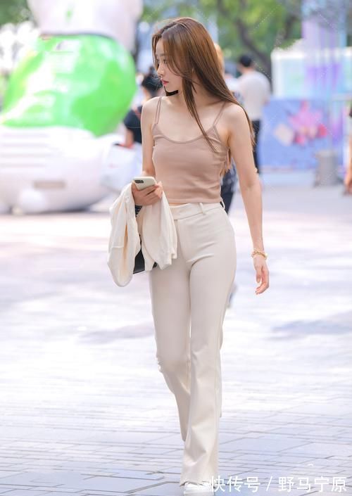 吊带 初秋的季节,吊带加直筒裤穿着舒适又休闲