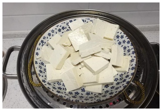 炒豆腐,不要直接下锅煎,多加这一步,豆腐外焦里嫩无豆腥味