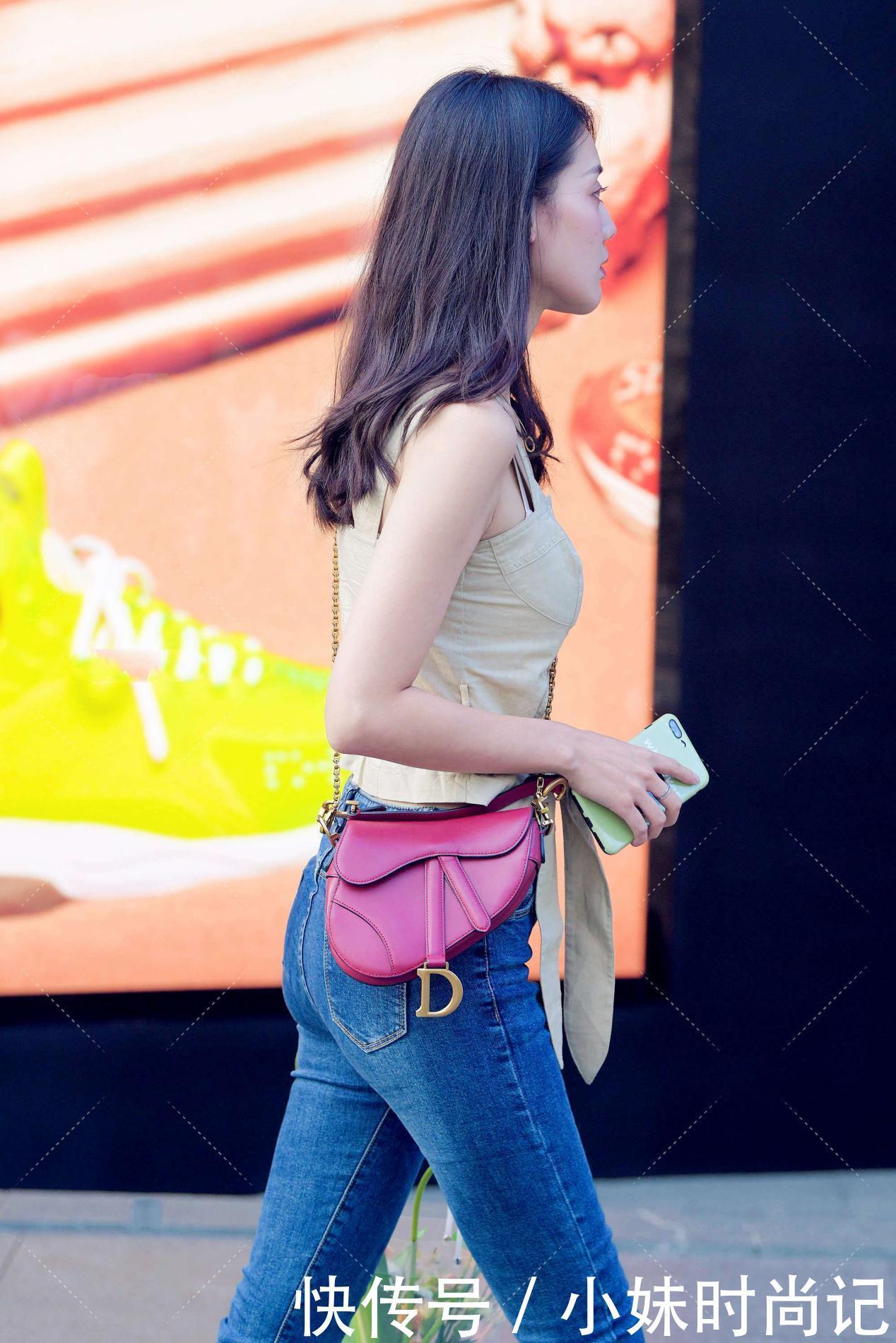 街拍:浅咖色无袖上衣, 搭配红色链条包, 时尚又洋气