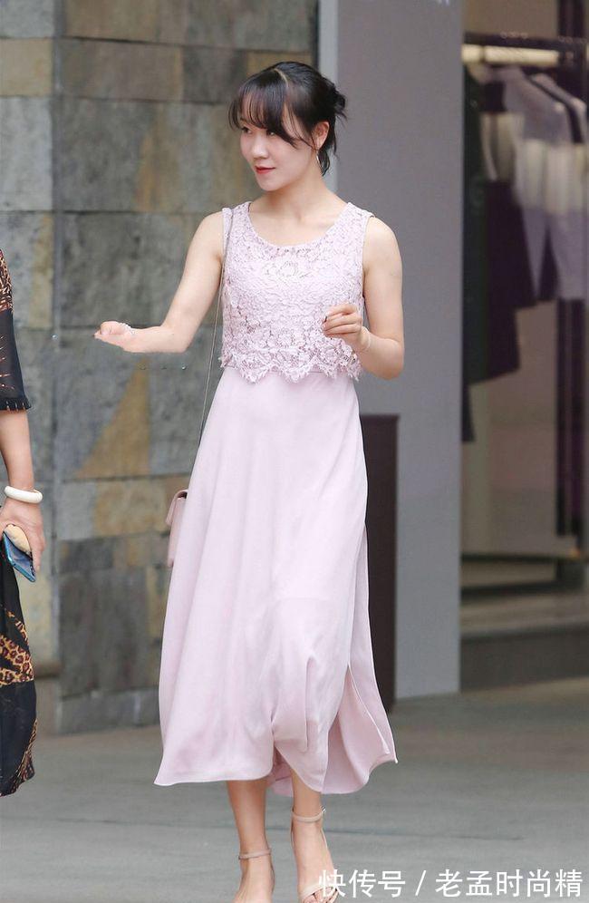 连衣裙 街拍美女:一件优雅的连衣裙搭配一双性感的高跟凉鞋,简单、美丽