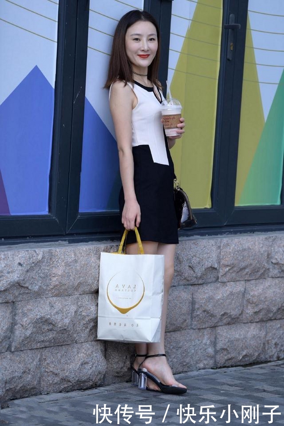 时尚搭配,腰部系一条玫红色的细腰带,凸显小蛮腰