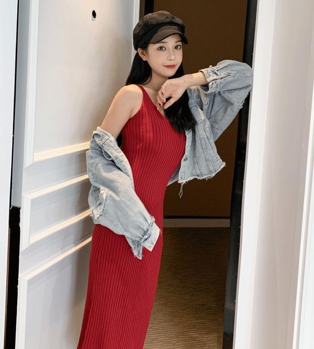 美女街拍:穿上修身的连衣裙显得格外有气质,更显潮流气质