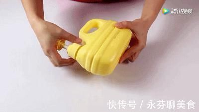 谁还买熨斗啊,洗衣液瓶剪2刀,衣服1秒变平整,太聪明了!