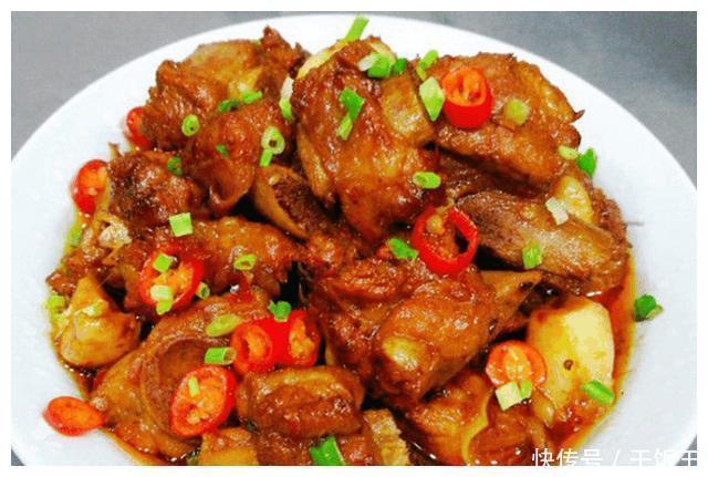 美食精选:香辣排骨,猪耳拌瓜丝,老坛辣椒肉炒肉,香菇焖鸡腿的做法