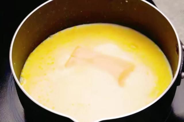 牛奶新吃法,不蒸不炸,搅一搅,烤一烤,外焦内嫩比蛋挞还好吃