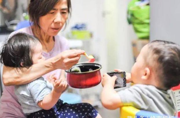 膨化食品|医生提醒这东西给娃吃一口,相当于吃了5个“塑料袋”,别喂了