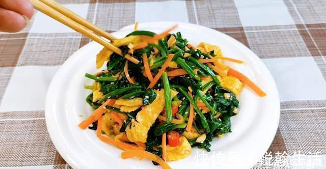冬天这样吃菠菜，比红烧肉还下饭，加上两个鸡蛋，10分钟就上桌