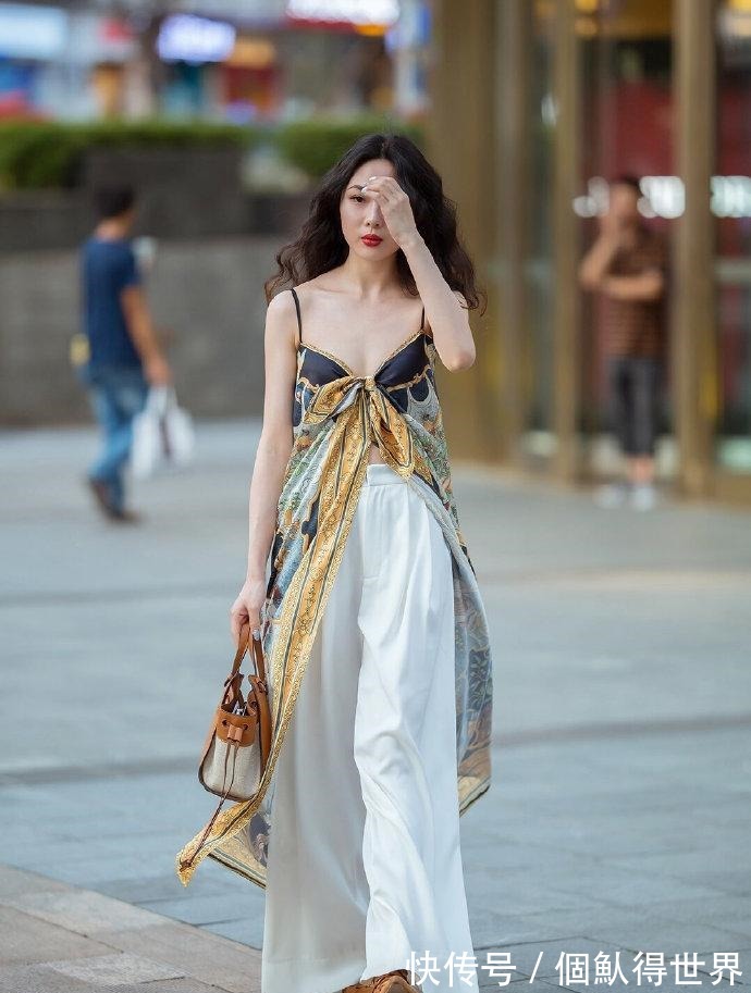 古色|裙子美女古香古色,还携带现代风韵,走起路来应该很柔!