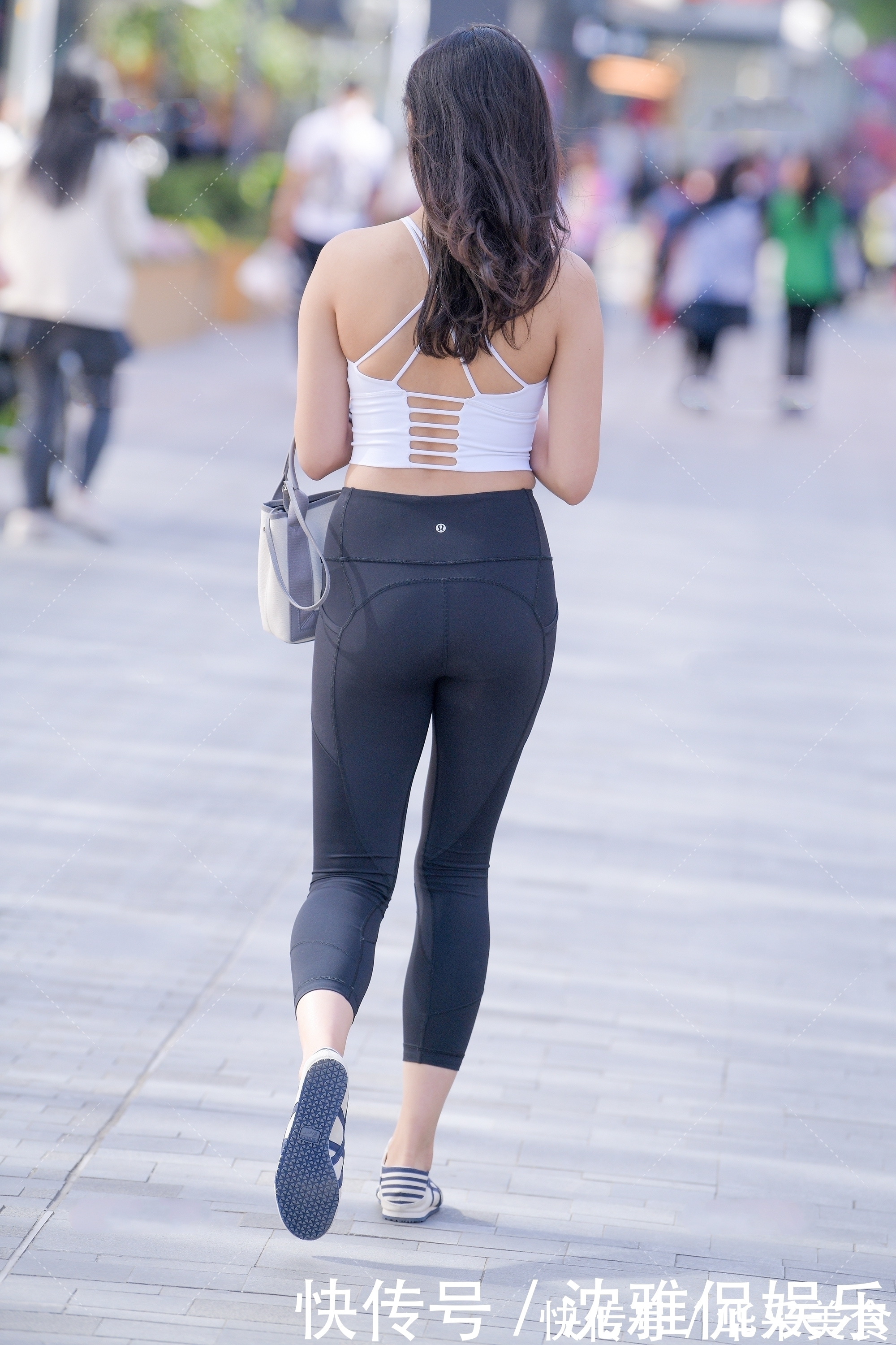 莫代尔|白色吊带搭配小黑裤,款式经典,简单百搭