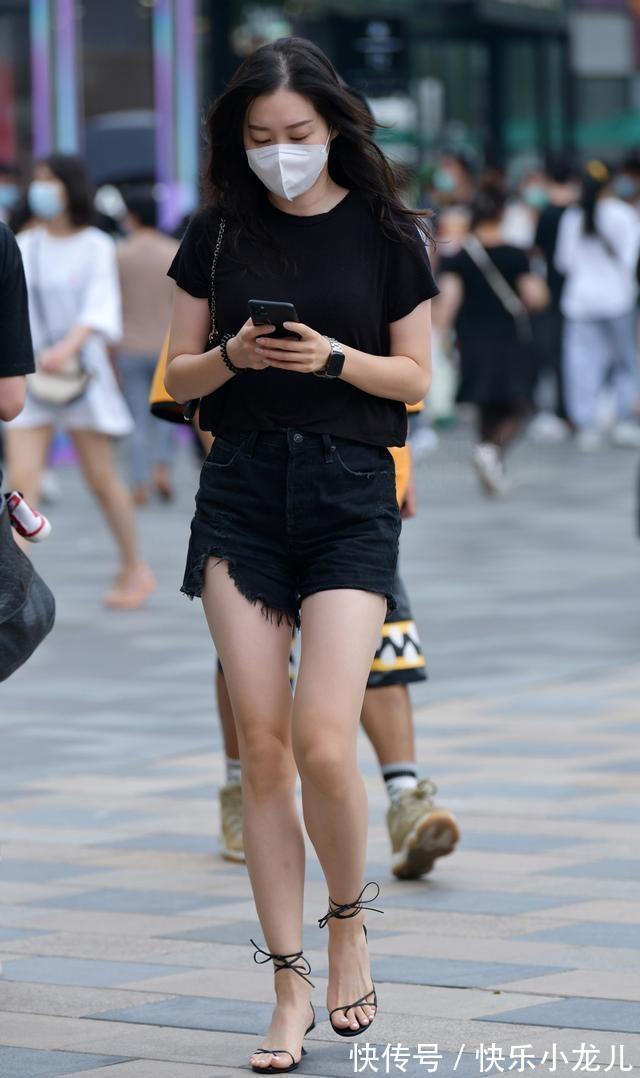 女性 懂得时尚的女性也会用心搭配牛仔裤，休闲优雅