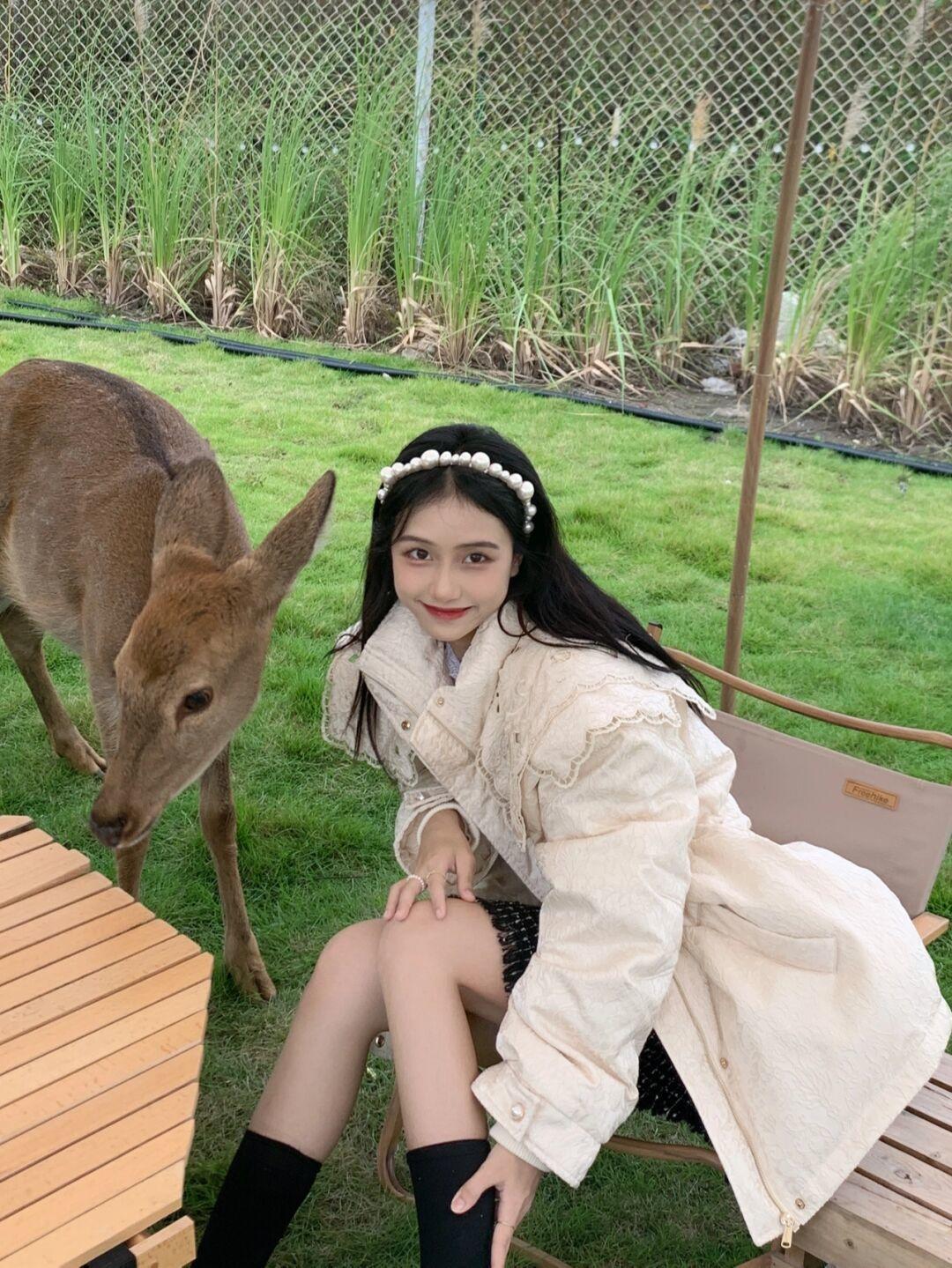 羽绒服|周末出去约会怎么穿得保暖又好看!不如试一试蕾丝花边羽绒服+格子半身裙