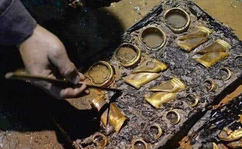 清官死后下葬只能裹草席,300年后古墓被挖,价值过亿令人眼红