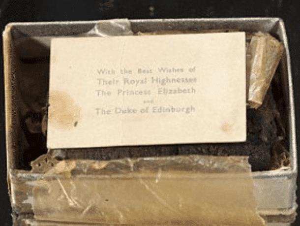 年前|这对老夫妇60年前就把蛋糕保存起来了,每年都要切一次,说蛋糕还是很好吃的