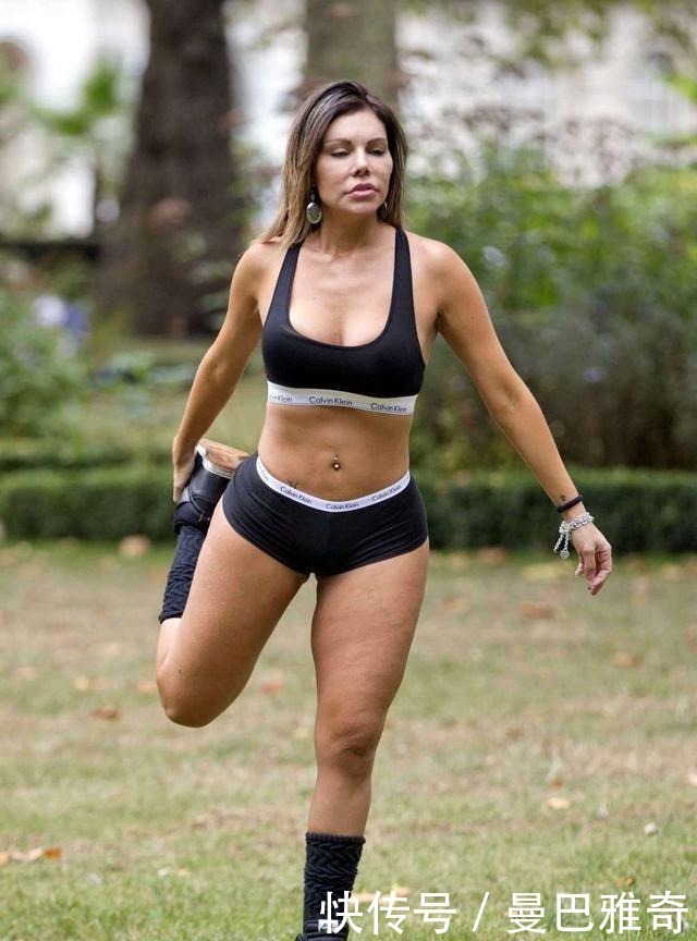 长发披肩|巴西女星现身公园做健身训练,穿运动套装跨弓步一展矫健身姿