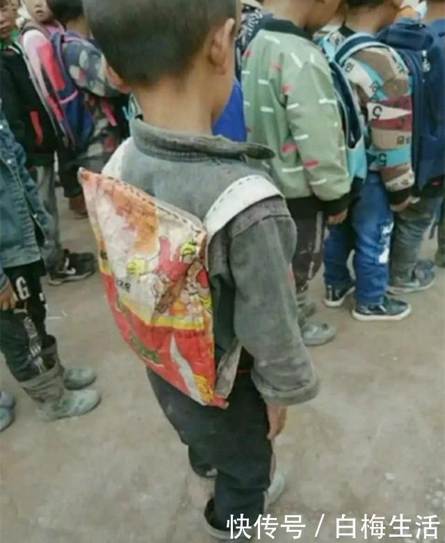 形单影|男孩背着“麻袋书包”，形单影只格格不入，网友：穷人的自卑