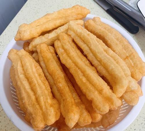 家常版炸油条的做法，掌握小技巧，个个蓬松酥脆，放凉了也不会硬
