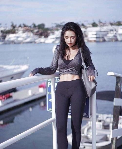 高跟鞋 美女脚上穿上一双红白格纹的粗跟鞋,典雅高贵又浪漫十足