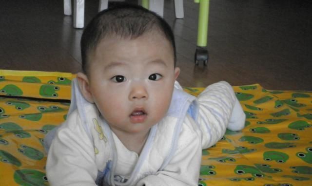 家长|宝宝“先爬后走”与“不爬就走”,这3大差距太明显,家长别大意