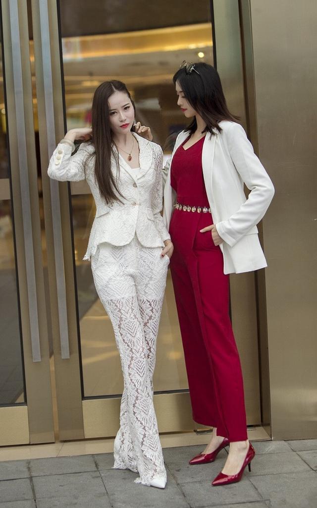 街拍:小姐姐的长相甜美,穿搭端庄,个性十足