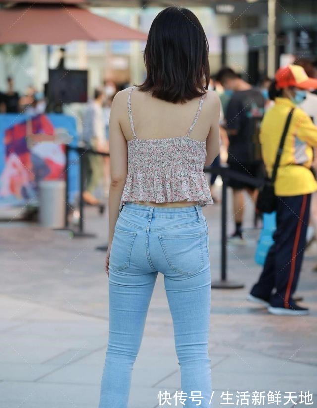 时尚美 打底裤的穿搭展现恰到好处的时尚美,格外讨人喜爱!