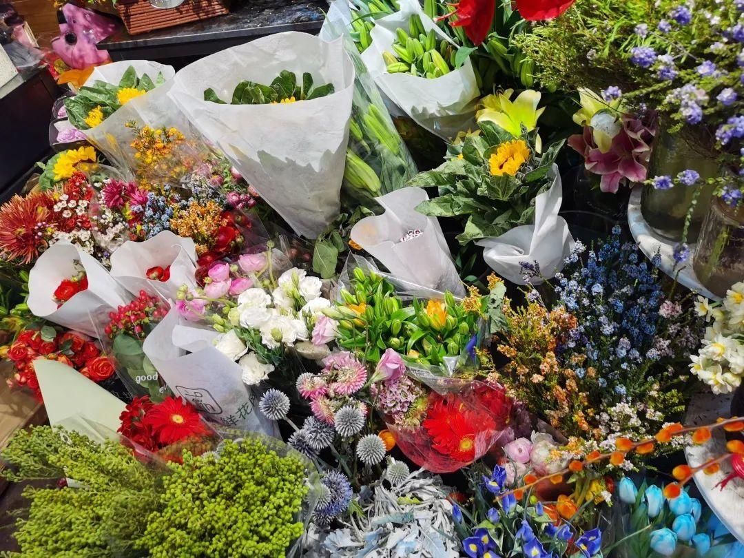 花市散发浓浓年味，这家店天天上新“应景”花！