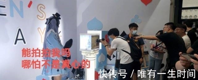 二次元|都在围观手办，却忽视了小姐姐？小姐姐吐槽：下辈子小心二次元