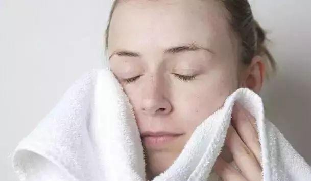 皮肤 女人不管奔几,洗脸后要懂得“3不要”,不然再贵护肤品也白用