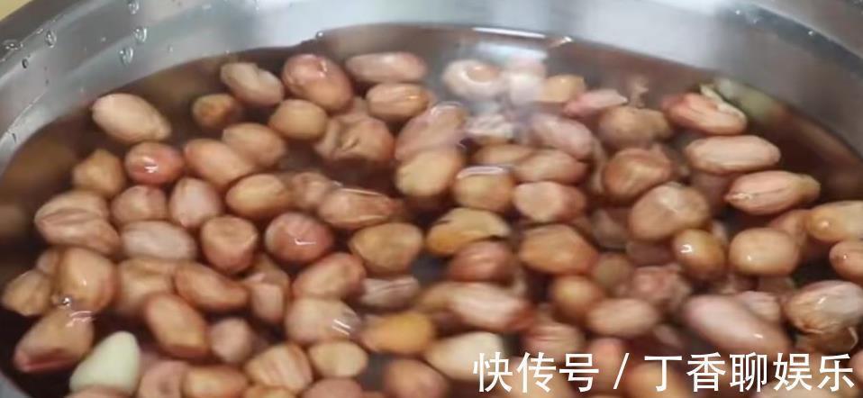 青椒不要炒着吃了，加一把花生米，这样做太香了，开胃下饭又解馋