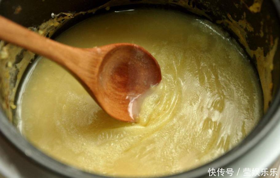 煮小米粥时,不能直接加水煮,资深煮妇教你这样做,米粥又香又稠