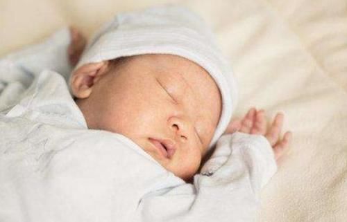 圆圆|为什么新生儿抱着睡得香,放下就醒呢?这三大原因,宝妈要知晓!