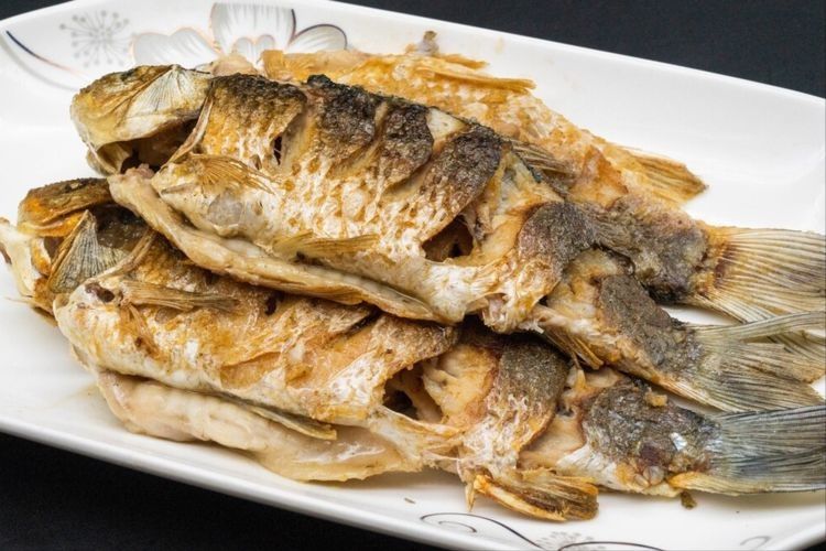 煎鱼要想不破皮，切忌直接下油锅，牢记关键2步，出锅很完整