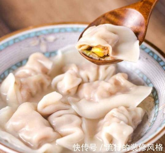 煮冻饺子时，用热水还是冷水煮？都错了，30年大厨教你正确方法！