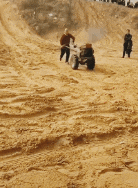 |搞笑GIF趣图哥们,你这车的动力不错,在参加比赛吗?