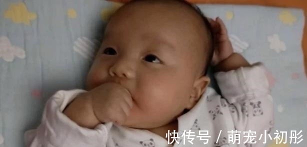 手眼|“啃手”与“不啃手”的宝宝,差别比想象中多,戒掉需注意方法