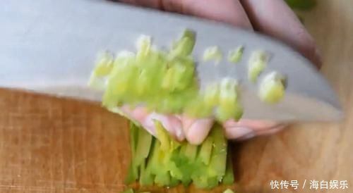 蘑菇做出肉的味道，Q弹爽滑，香辣可口，一口一口停不下来